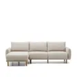 Beige Kave Home Carlota sofa med sjeselong på venstre side, avrundede armlener og ben i tre