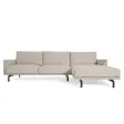 Beige Kave Home Galene sofa med sjeselong til høyre, lave armlener og sorte metallben
