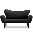 Svart liten sovesofa med buet rygg, vinklede armlener og svarte sylinderben