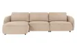Lys beige sofa med avrundede former, sjeselong til venstre og tre løse ryggputer