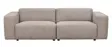 Beige modulsofa i to deler med brede, kantete armlener og lave svarte føtter