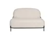 Liten elfenbensfarget sofa i teddystoff med avrundet rygg og tynt svart metallunderstell