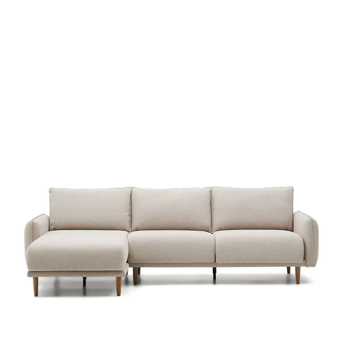 Beige Kave Home Carlota sofa med sjeselong på venstre side, avrundede armlener og ben i tre