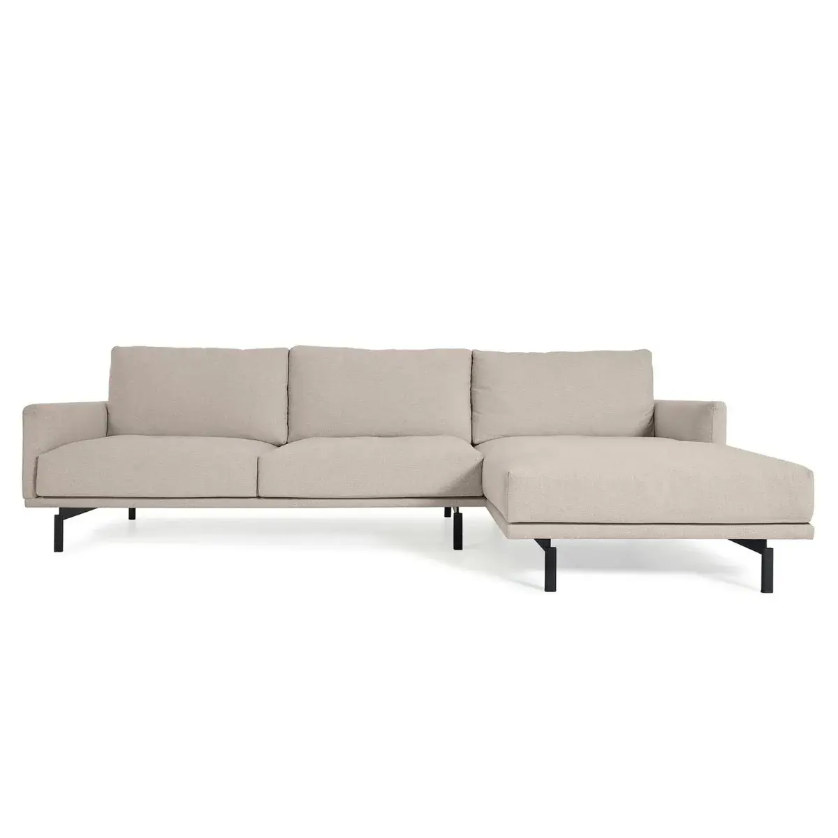 Beige Kave Home Galene sofa med sjeselong til høyre, lave armlener og sorte metallben