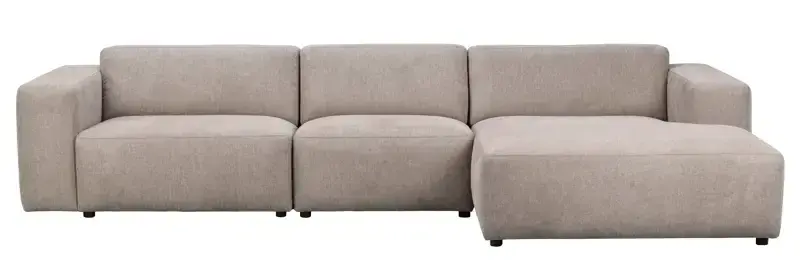 Beige modulsofa med tre seter og sjeselong til høyre, kantete armlener og svarte føtter