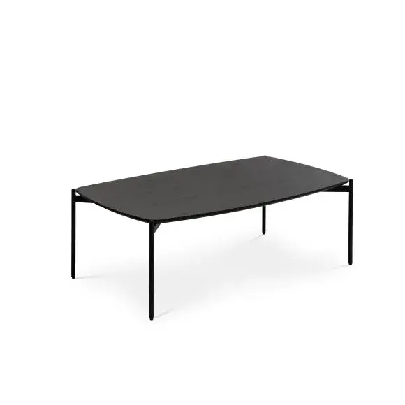 Rektangulært sofabord med mørk askefinert plate og tynne svarte metallben