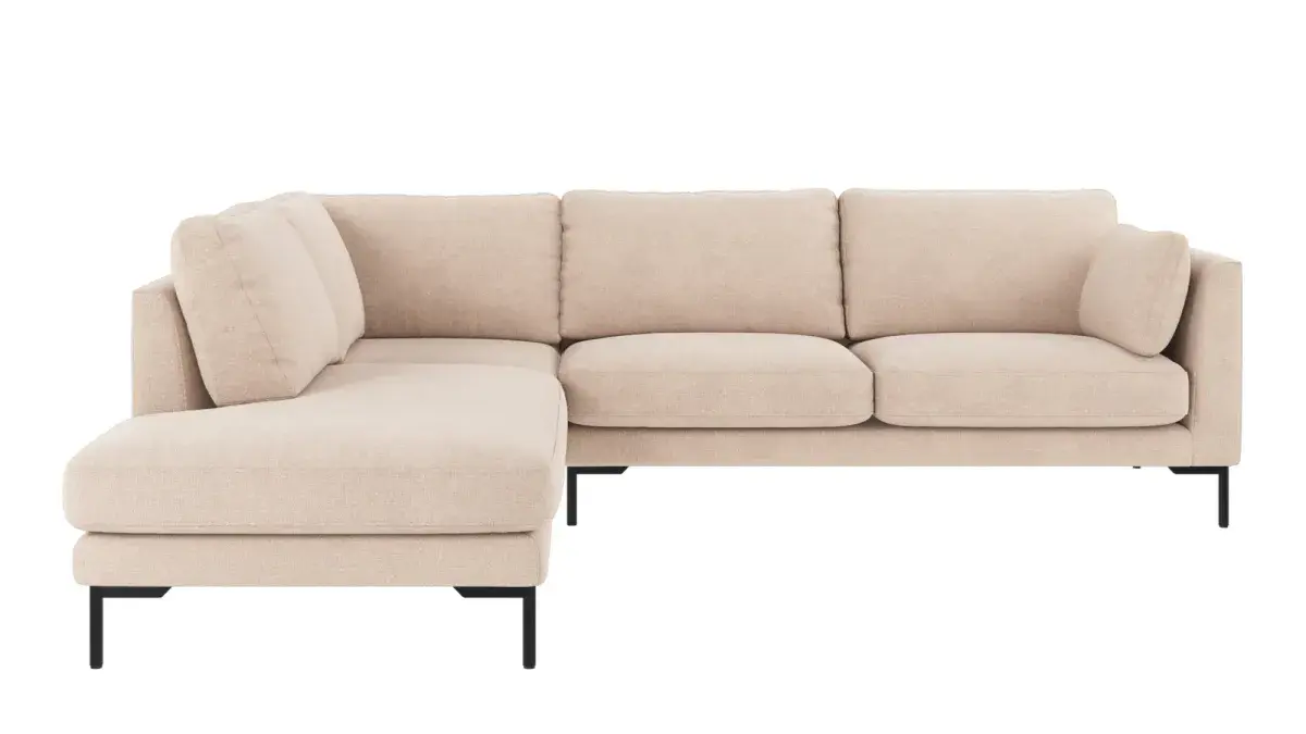 Lys beige hjørnesofa med åpen ende til venstre, løse ryggputer og tynne svarte metallben