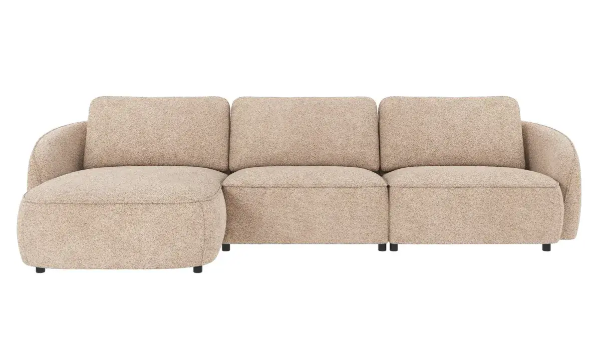 Lys beige sofa med avrundede former, sjeselong til venstre og tre løse ryggputer