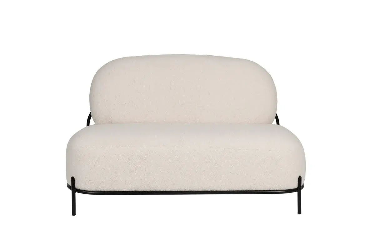 Liten elfenbensfarget sofa i teddystoff med avrundet rygg og tynt svart metallunderstell